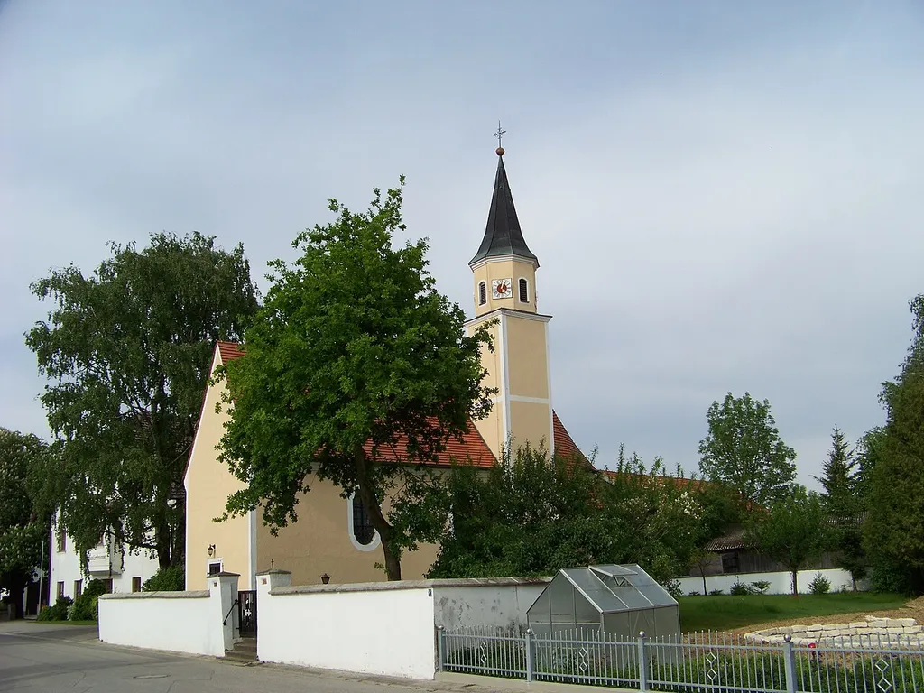 Pilsting, Waibling, Weinbergstraße 10. Katholische Filialkirche St. Stephan, Saalkirche mit eingezogenem Chor und Südturm, Turmunterbau 13./14. Jahrhundert, Kirchenneubau um 1720; mit Ausstattung.