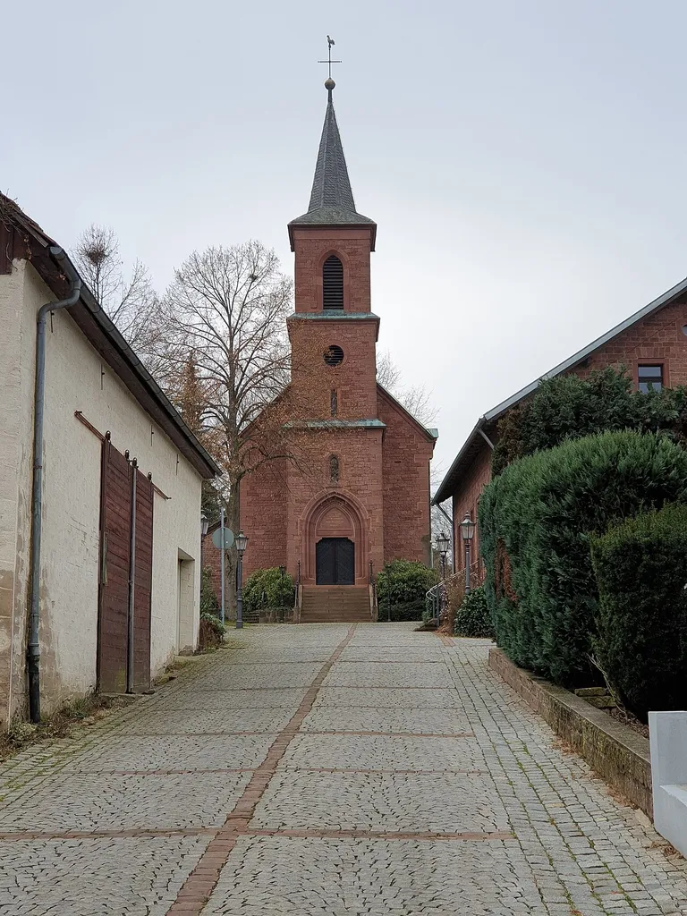 Kirche mit Kirchplatz, Streiter Straße 5, Katholische Filialkirche St. Karl-Borromäus, Saalkirche mit eingezogenem dreiseitig schließendem Chor und Satteldach, vorgestellter Turm über quadratischem Grundriss mit kurzem verschiefertem Spitzhelm, unverputztes Sandsteinmauerwerk mit sparsamen Werksteinkanten und -rahmungen, neugotisch, 1887; mit Ausstattung This is a picture of the Bavarian Baudenkmal (cultural heritage monument) with the ID D-6-76-122-24 (Wikidata)