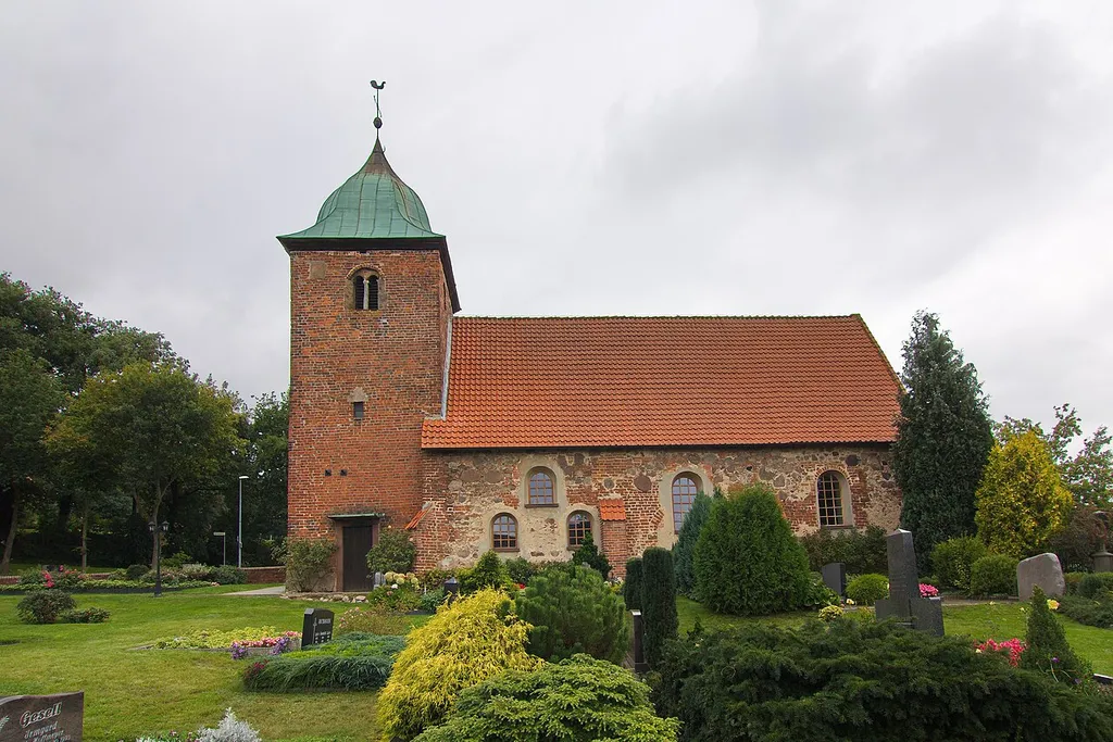 Die Kirche in Bühren (Binnen), Niedersachsen, Deutschland im romanischen Baustil stammt aus dem 13. Jahrhundert