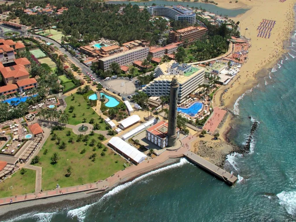 La Costa de San Bartolomé de Tirajana es eminentemente turística (comprendiendo los espacios turísticos de San Agustín, Playa del Inglés, Maspalomas, y la más reciente de Meloneras). La "capital" oficial del municipio de halla en las montañas (el hoy pequeño pueblo de Tunte o "San Bartolomé de Tirajana").