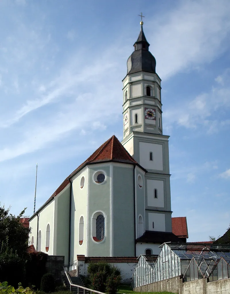 Seefeld, Ortsteil Drößling, Starnberger Straße 7. Pfarrkirche St. Mariä Himmelfahrt. Die Kirche stammt im Kern aus der 2. Hälfte des 15. Jahrhunderts. Das Langhaus wurde 1687/88 von Martin Gunetzrhainer, der der bekannten Gunetzrhainer'schen Baumeisterfamilie entstammt, im Stil des Hochbarock völlig neu erbaut. Der Bau des Turms erfolgte 1701. Das für einen damals kleinen Ort mit wenigen Höfen überdimensioniert erscheinende Bauwerk war notwendig geworden, weil dort eine Skulptur Mariens, ein Werk der "Münchener Schule" um 1470, in einer Marienwallfahrt verehrt wurde.[1]
