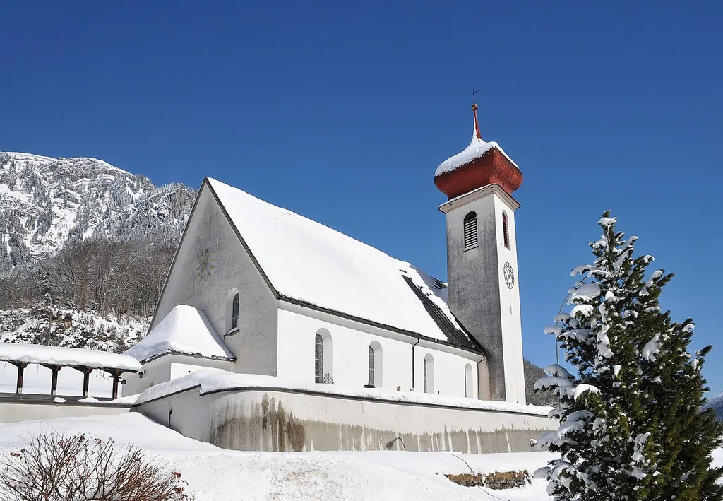 Kath. Pfarrkirche hl. Oswald und Friedhof in Dalaas 223.