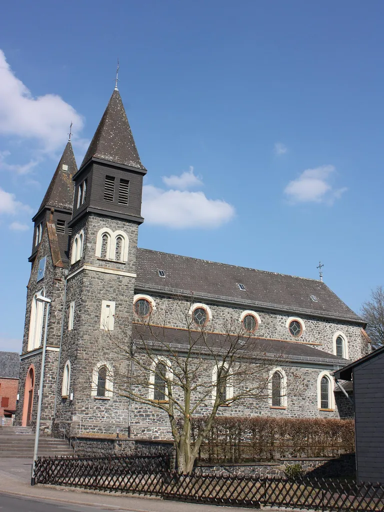 Die katholische Pfarrkirche St. Laurentius in Hausen, Westerwald (Waldbrunn), Hessen, Deutschland. Erbaut 1871.
