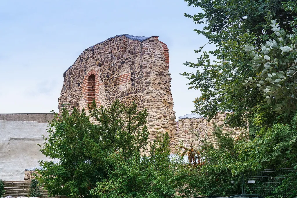 Reste der ehemaligen Dunkelsburg, am Burgplatz in Calau