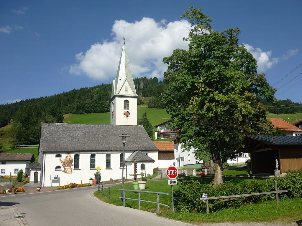 Kath. Pfarrkirche Unsere Liebe Frau Mariae Namen, Friedhof mit Totenkapelle in Jungholz (Tirol)