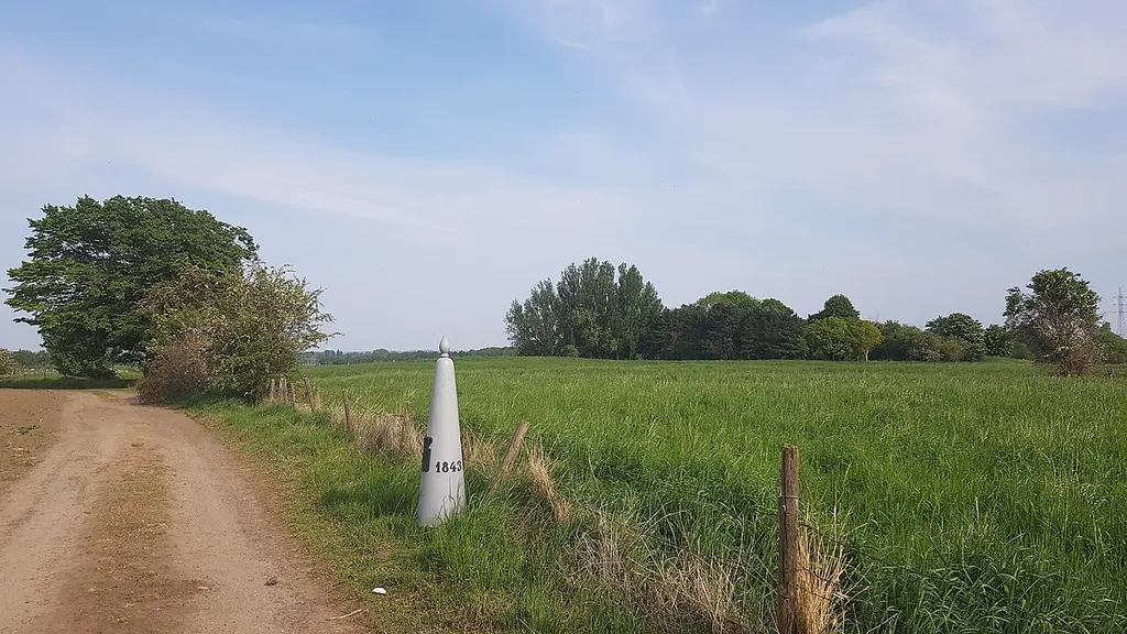 grenspaal 45N tussen België-Nederland, Eijsden-Moelingen (links van pad: NL, rechts van pad: BE)
