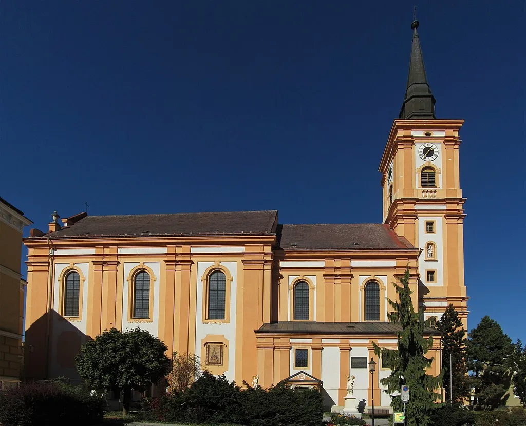 Barocke Saalkirche, erbaut im 18. Jahrhundert an Stelle eines gotischen Baus. Außenbau mit einheitlicher, schlichter Gliederung. Wandfelder durch Pilasterrücklagen mit umlaufenden Gebälken ausgebildet. Fassade gegenüber der Stadtmauer mit architraviertem Rechteckportal.