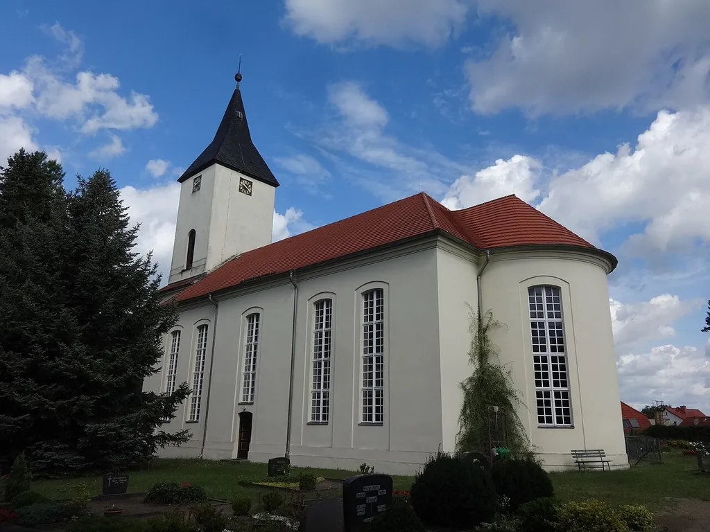 Die Dorfkirche in Sperenberg entstand in den Jahren 1752 und 1753 nach Plänen des Landbaumeisters Georg Friedrich Berger. Im Innern befinden sich zwei Altarleuchter eines Hamburger Reeders aus dem Jahr 1612 sowie ein Holzkreuz des Sperenberger Bildhausers Egon Liebold.