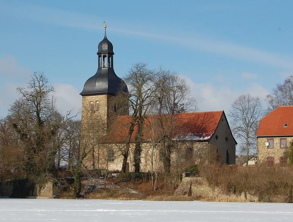 Kirche in Flechtingen, Winter, Blick vom See