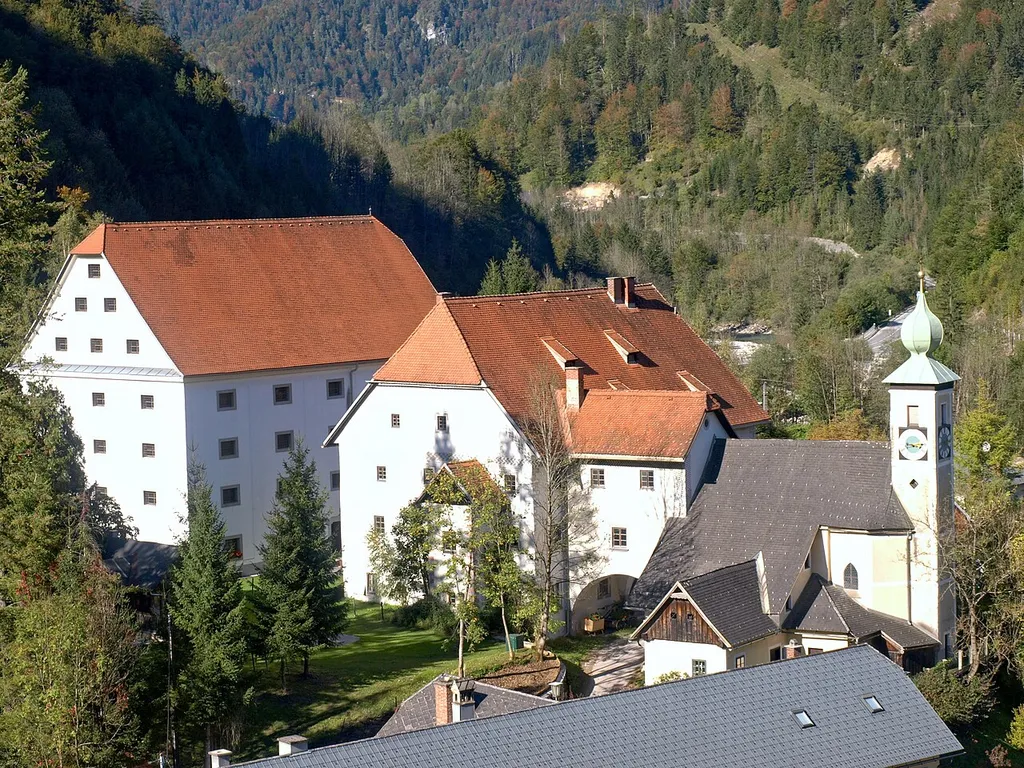 Kath. Filialkirche hl. Nikolaus, Alter Kasten und Neuer Kasten