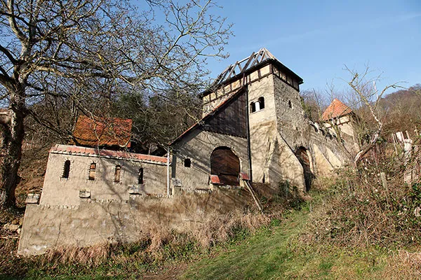 illegaler Bau einer mittelalterlich-burgähnlichen Anlage in den Weinbergen südöstlich von Heppenheim (Hessen)