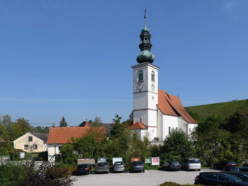 The Catholic parish church of Fischlham was first mentioned in a document in 1179. It has a baroque nave. The church tower is marked 1447 and was equipped with an onion dome in 1734.