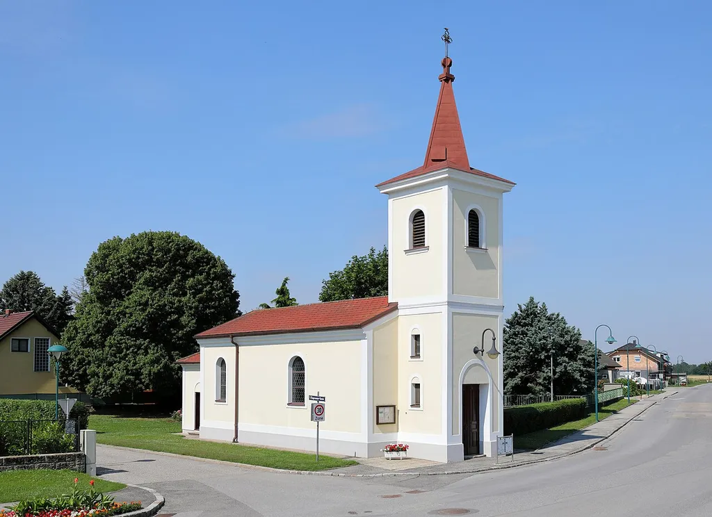 Ostnordostansicht der röm.-kath. Filialkirche hl. Anna in Rutzendorf, ein Dorf in der niederösterreichischen Stadtgemeinde Groß-Enzersdorf. Die kleine spätbarocke Dorfkirche mit schlichtem Langhaus und vorgesetztem Turm wurde in der 2. Hälfte des 18. Jahrhunderts errichtet.