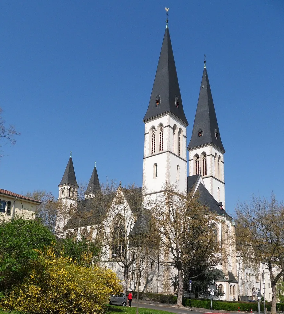 Katholische Dreifaltigkeitskirche in Wiesbaden, Blick von Südosten aus der Frauenlobstraße.