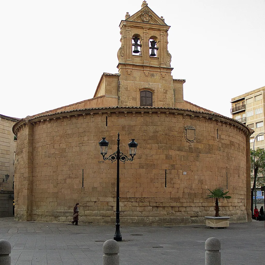 Su planta circular la relaciona con la Orden del Temple. Datada a finales del XII o principios del XIII.