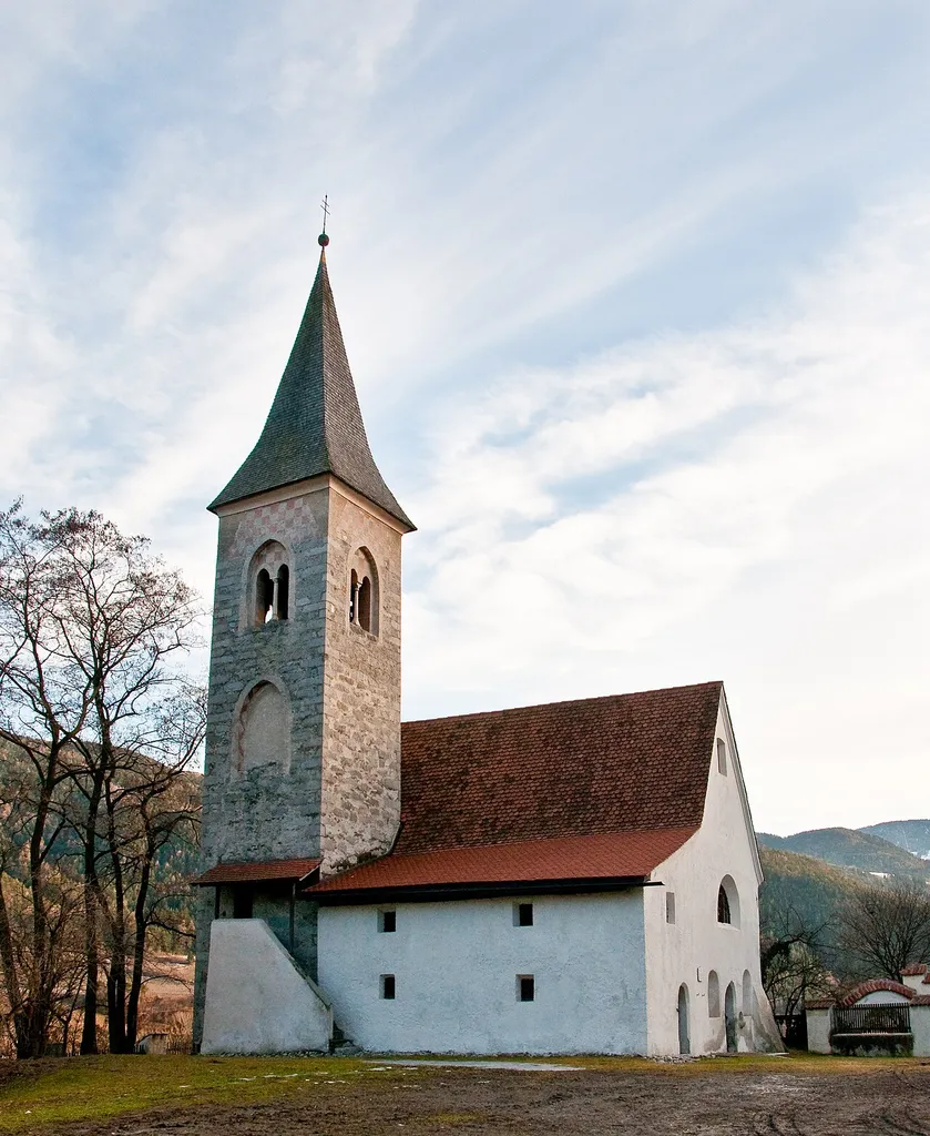 This media shows the cultural heritage monument with the number 14305 in South Tyrol. (Wikidata) St. Jakob in der Mahr: the small church was mentioned for the first time in 1173. It was consecrated in 1428 to the patron of the pilgrims. On the inside, the artistic decor is remarkable: in the vault the lamb God, surrounded by 16 arms, such as Brixen, Kärnten, Austria and many local aristocratic families. The representation of the legend of Jakob in the choir is from the painter- school of Master Leonhard von Brixen. Chiesa di San Giacomo: documentata già nel 1173, fu riedificata in stile gotico dopo il 1400.