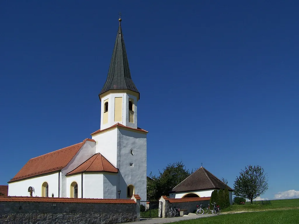Saal an der Donau, Buchhofen, Teuertinger Straße 30. Katholische Kirche St. Mauritius. Saalkirche mit Satteldach und eingezogenem dreiseitig geschlossenem Chor, Chorflankenturm mit Spitzhelm, Chor und östliche Hälfte des Langhauses gotisch, Turmuntergeschoss romanisch, Turmobergeschoss und Langhauserweiterung, 17./18. Jahrhundert; mit Ausstattung; Kirchhofmauer, wohl 17./18. Jahrhundert.