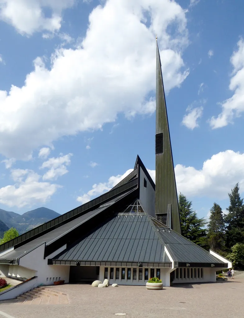 Brixen-Milland, Pfarrkirche zum hl. Josef Freinademetz, Südseite.