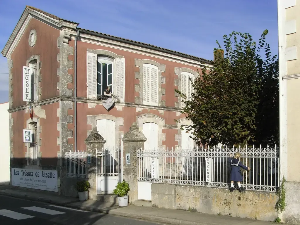 Musée les Trésors de Lisette à Archingeay en Charente-Maritime (France).