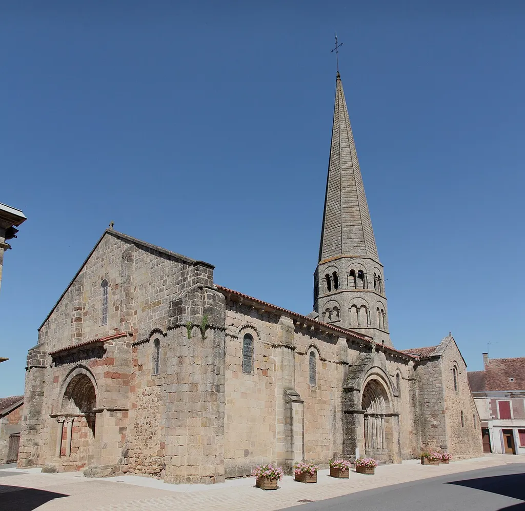 Église romane Saint Martin d’Ygrande, Allier, France