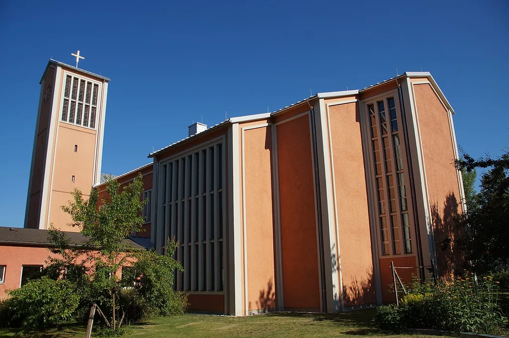 Katholische Pfarrkirche Mater Dolorosa, giebelständiger Saalbau mit Flachsatteldach, eingezogenem Chor mit Anräumen und Flankenturm, Stahlbeton-Rasterbau, 1952-54 von Hans Beckers; mit Ausstattung This is a picture of the Bavarian Baudenkmal (cultural heritage monument) with the ID D-3-62-000-583 (Wikidata)