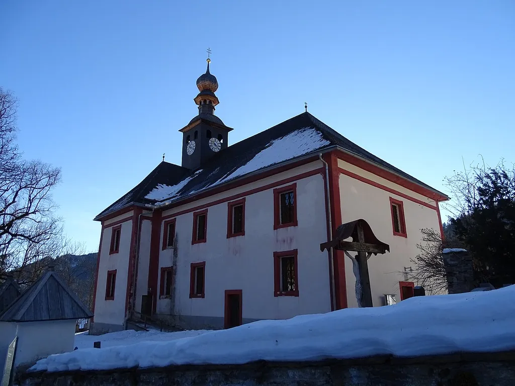 Blick von Nordwesten auf die Nord- und Westseite der Filialkirche Sankt Blasen.