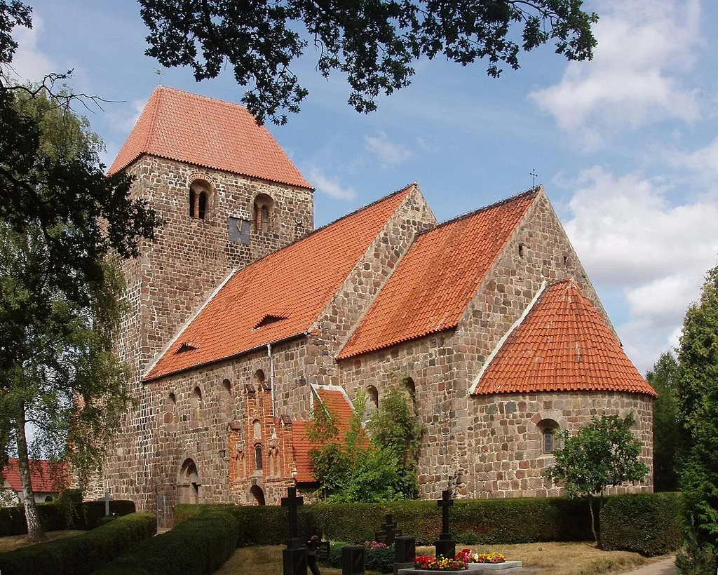 Die spätromanische Kirche St. Leonhard (Ersterwähnung 1201) gehört der Architektur nach zu dem weitverbreiteten, sog. vollständigen Dorfkirchentyp, der durch die Abfolge (von West nach Ost): breiter Turm mit Satteldach, gleichbreites Schiff, eingezogener rechteckiger oder quadratischer Chor und Apsis gekennzeichnet ist. Der Turm hat meterdicke Wände; er diente zugleich als Verteidigungsanlage und Fluchtstätte. In der langen Zeit des Bestehens der Kirche gab es auch bauliche Veränderungen, so trägt der Turm jetzt ein Walmdach.
