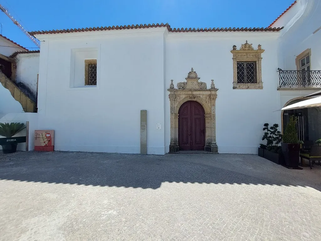 Vista para portal da Capela de Santa Iria, com janela manuelina à direita