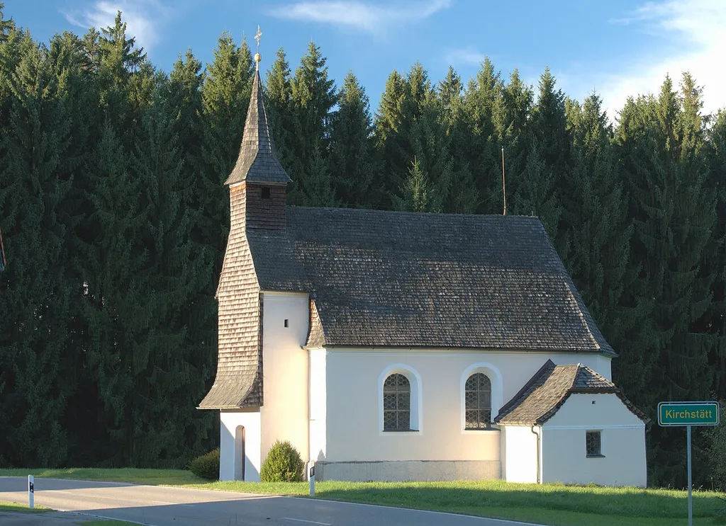 Traunreut, Kirchstaett 4, Katholische Kirche St. Magdalena, erbaut 1833/34 in barocken Formen