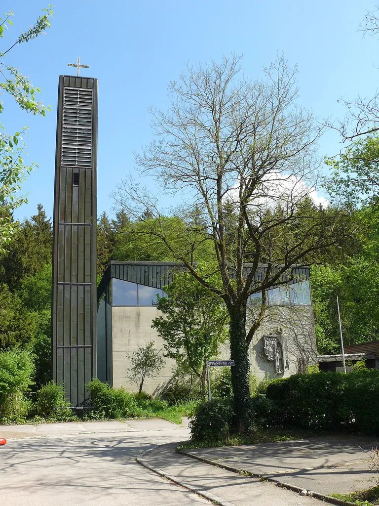 Evangelische Apostelkirche (1959), Peter-Dörfler-Straße, Stockdorf. Der Beton-Kubus wirkt nach außen verschlossen, geradezu abweisend, selbst bei schönstem Wetter.