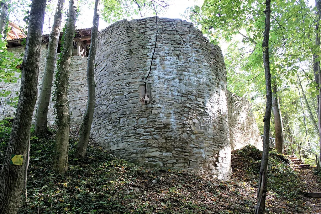 Burgruine Hofberg, Obermässing, Stadt Greding, Landkreis Roth, Bayern. Äußerer Mauerring mit Resten eines Rundturms (15. jahrhundert)