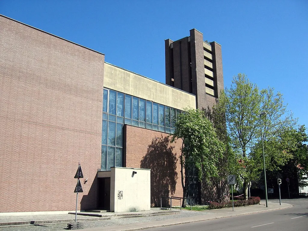 Zusehen ist die Piuskirche in Haunstetten