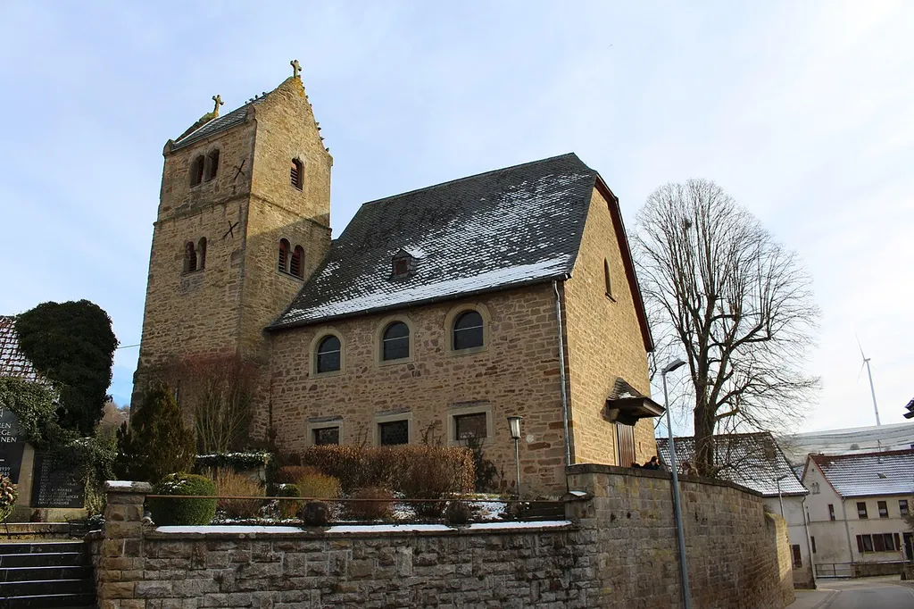 Saalbau, im Kern spätgotisch, 1683 barock verändert, spätgotischer Chor, romanischer Turm