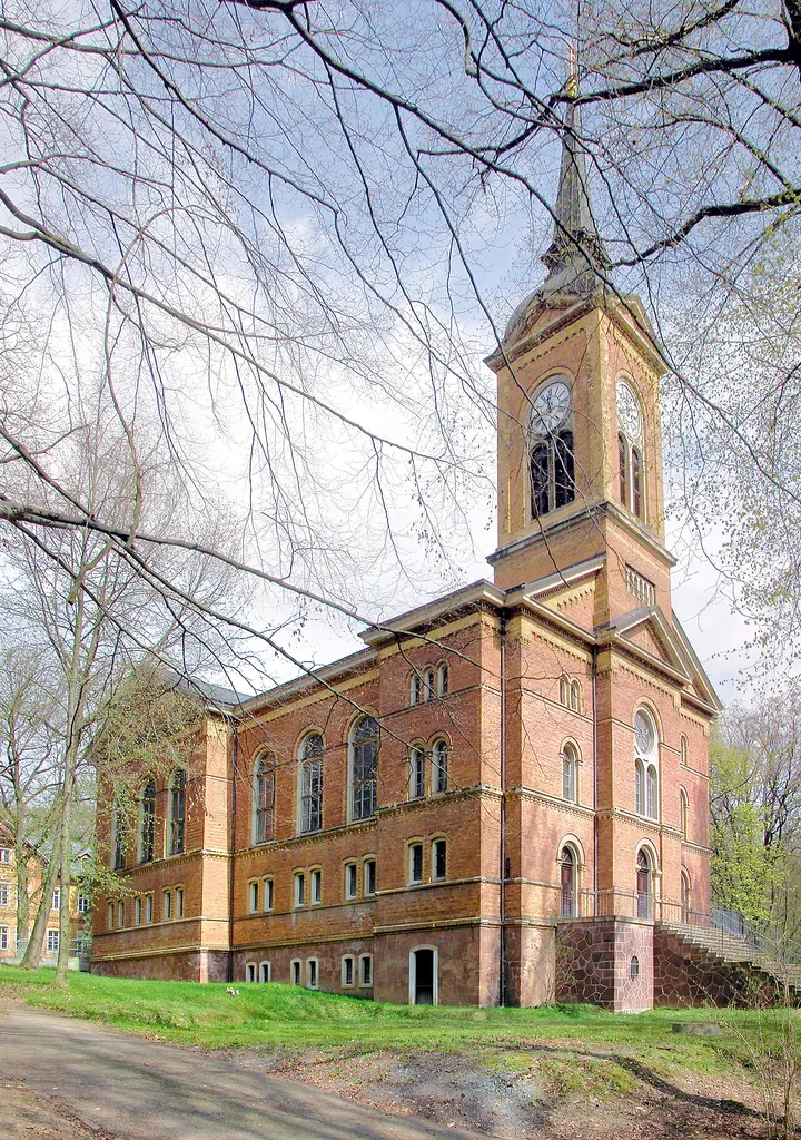 21.04.2010 04720 Hochweitzschen (Großweitzschen): Anstaltskirche (GMP: 51.143455,13.030283) von SW. Die Landesanstalt Hochweitzschen wurde 1874 gegründet und 1898 die Kirche geweiht. Als Altarbild diente ein prächtiges Glasfenster mit der Himmelfahrt Christi. 1975 wurde die Kirche entwidmet und nachfolgend umgebaut. Man zog in das Kirchenschiff eine Betondecke ein u. lagerte hier Zivilschutzmaterial. Seit 2007 ist die ehemalige Anstaltskirche in Privatbesitz, soll aber in eine Stiftung überführt und für Veranstaltungen genutzt werden. [DSCN41582-41583.TIF]20100421060MDR.JPG(c)Blobelt