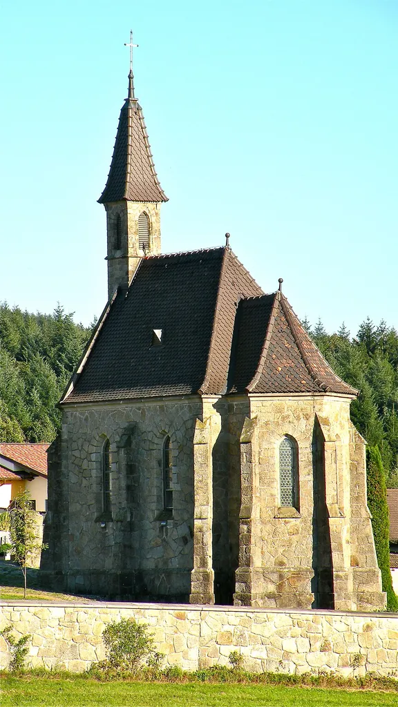 Kath. Filialkirche Heiliges Kreuz auf dem Friedhof in Münzbach im Bezirk Perg in Ob erösterreich