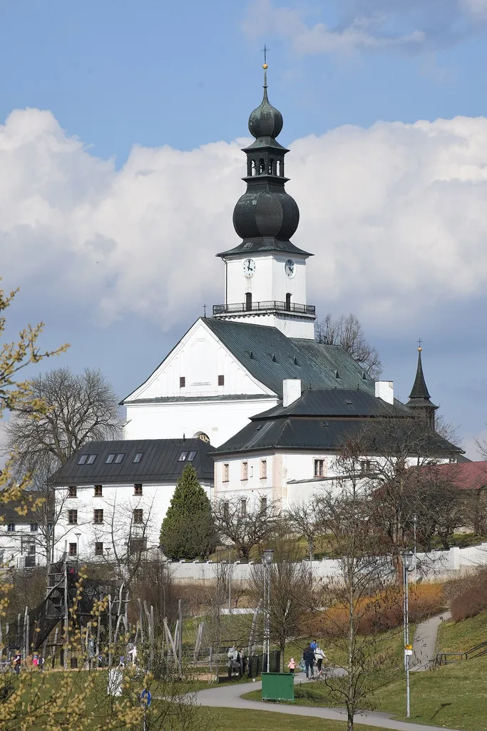 Žďár nad Sázavou - kostel svatého Prokopa přes Farská humna