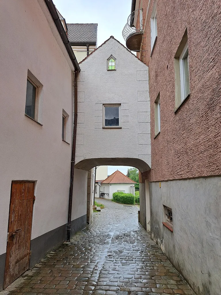Vermutlich ist hiermit das "Tor Zur Hölle" beim Gebäud C 15 in Neuburg an der Donau gemeint.