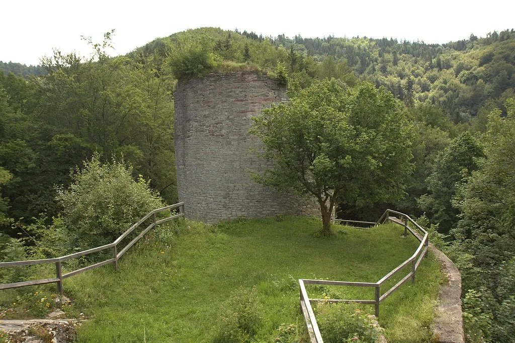 Burgruine Nordeck im NSG „Naturwaldreservat Kühberg“ - der runde Bergfried aus nördlicher Richtung