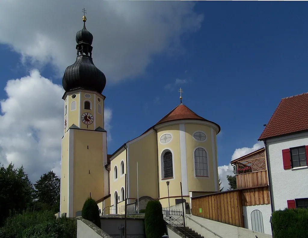 Oberviehbach, Kirchweg 7. Kath. Pfarrkirche St. Georg, barocke Saalkirche mit eingezogenem Chor und Südturm, neu erbaut 1709; mit Ausstattung.