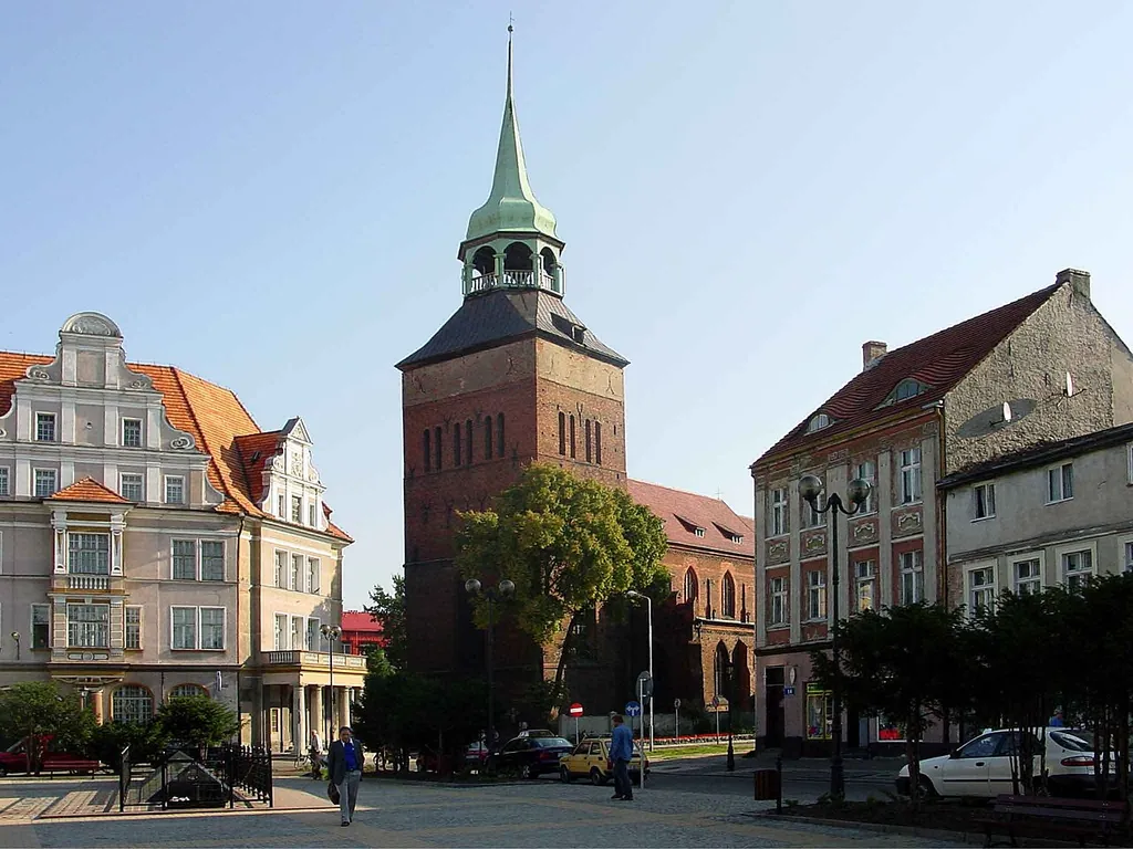 Kościół NMP, Białogard, autor zdjęcia Kluka, 12.10.2003r.