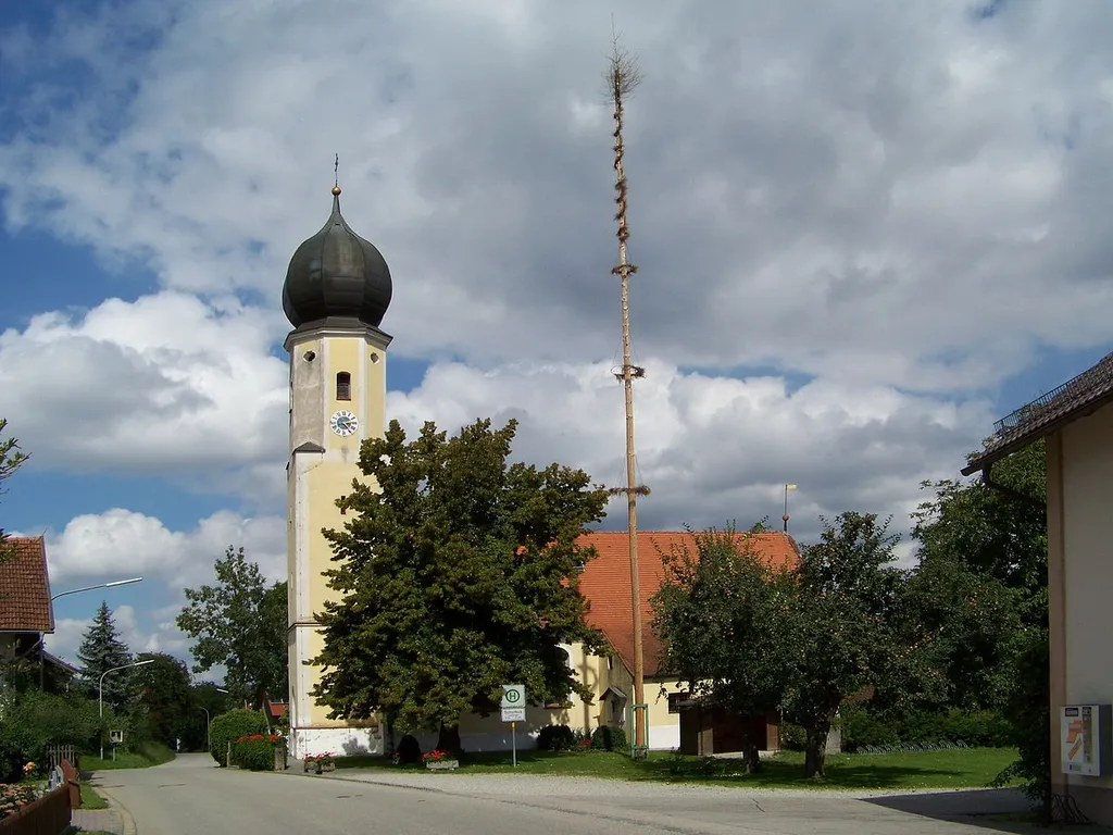 Weigendorf, Katholische Filialkirche St. Leonhard, barocker Saalbau mit nicht eingezogenem Chor, Südsakristei und Westturm, im Kern wohl romanisch; mit Ausstattung.
