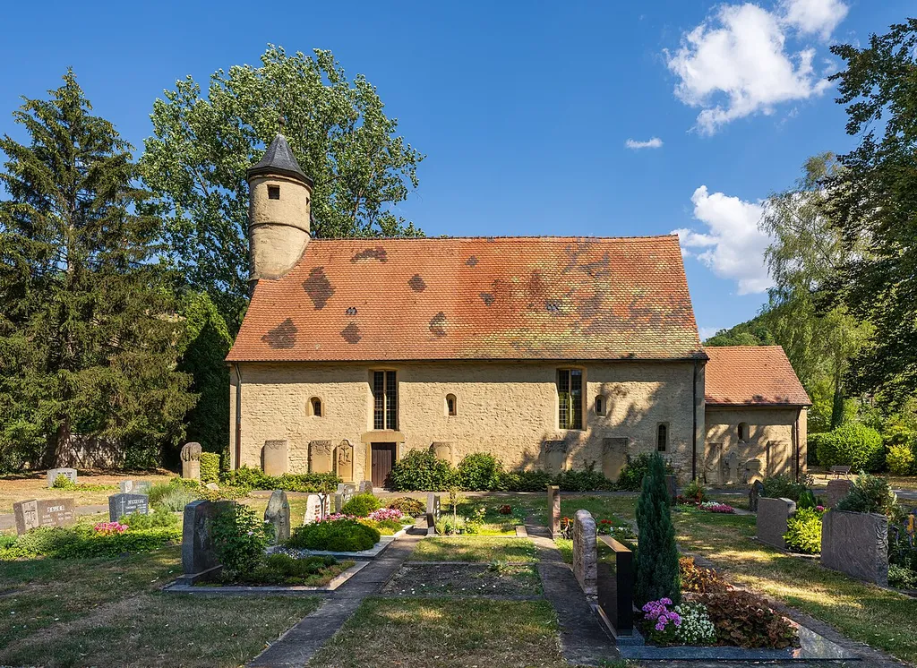 Forchtenberg (Hohenlohekreis): die denkmalgeschützte Michaeliskirche auf dem Friedhof nördlich des Kochers, letzter Rest der abgegangenen Siedlung Wülfingen. Ansicht vom Süden über den Friedhof.