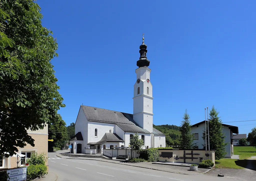 Südansicht der katholischen Pfarrkirche hl. Martin in der oberösterreichischen Gemeinde Munderfing. Eine spätgotische Kirche mit einem vierjochigen Langhaus, wobei das Westjoch 1934 angebaut wurde. Der Turmaufsatz ist im barockischen Stil.