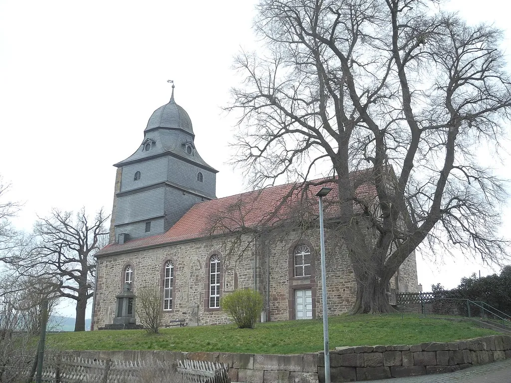 Kirchberg im Schwalm-Eder-Kreis, Hessen, Deutschland. Naturdenkmal (Linde) an der Kirche von Kirchberg.