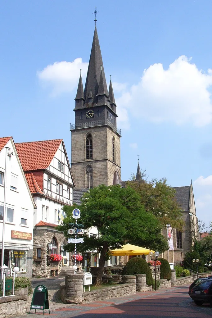 St. Peter und Paul in Bad Driburg, gesehen von Westen.