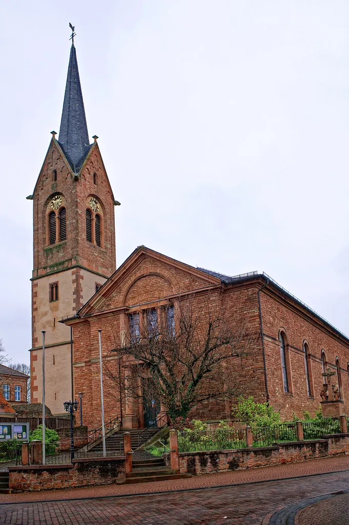 Großkrotzenburg: Nebenstraße 20, Pfarrkirche St. Laurentius, von Süden