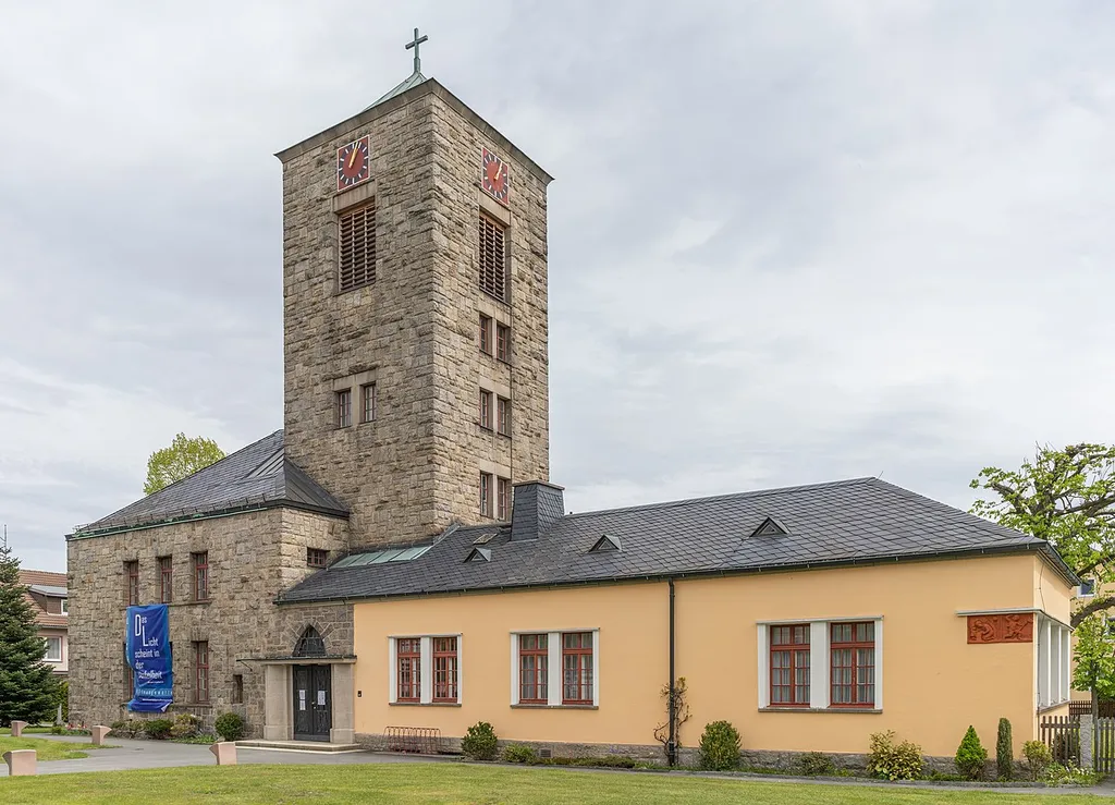 View of the Church of the Resurrection Hof-Moschendorf, opposite the school Moschendorf. Here a side of the facade visible from Medlerstraße.
