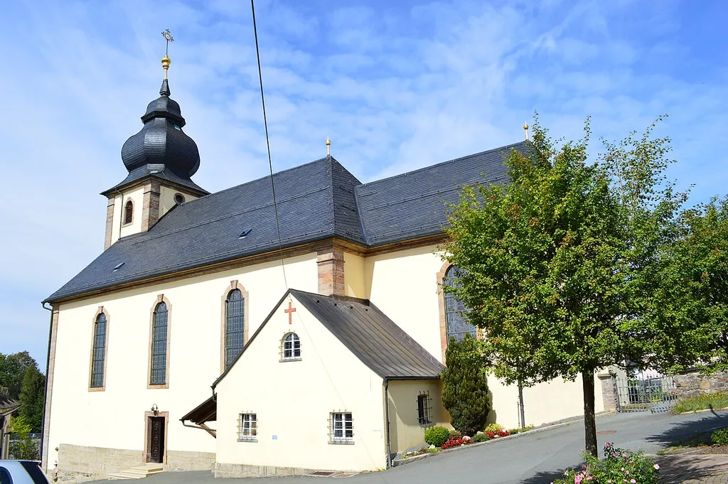 Südseite der Katholischen Filialkirche St. Bartholomäus und Martin.