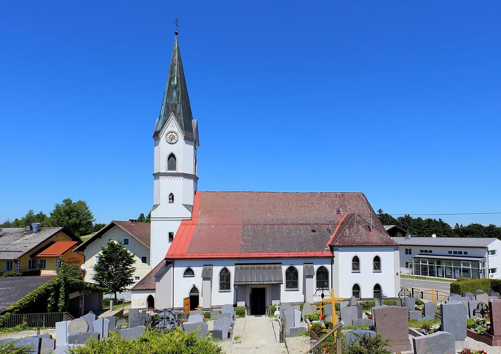 Südansicht der katholischen Pfarrkirche hl. Johannes der Täufer in der oberösterreichischen Gemeinde St. Johann am Walde. Ein gotischer Bau bei dem 1852 das Langhaus um zwei Joche erweitert und der 37 m hohe Westturm errichtet wurde. 1903 wurde im Süden ein Seitenschiff mit fünf Jochen angebaut.