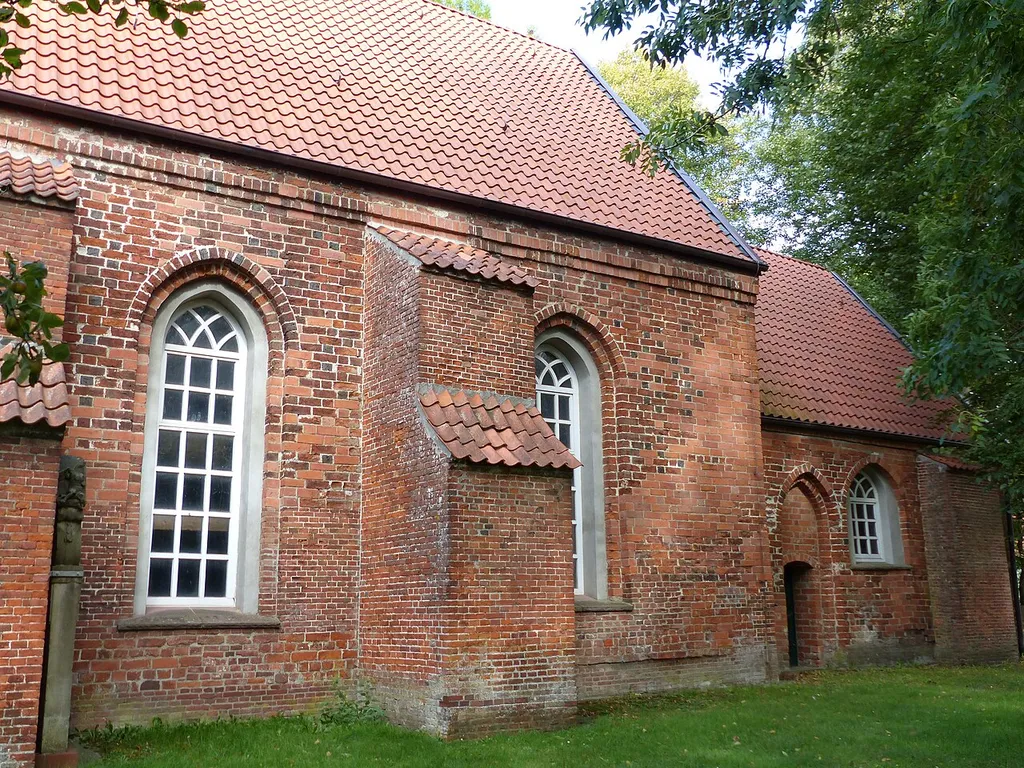 Martinskirche Schiffdorf von Südwesten: Chor und zwei Jochs des Schiffs